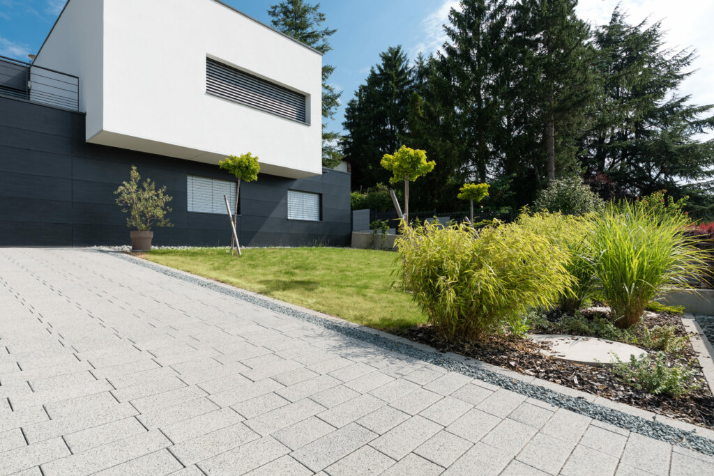 Aménagement cour enrobée 