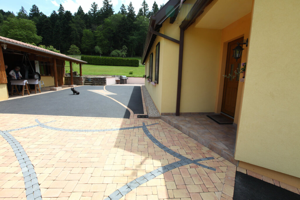 Réalisations travaux d'aménagements cour enrobée à Buhl