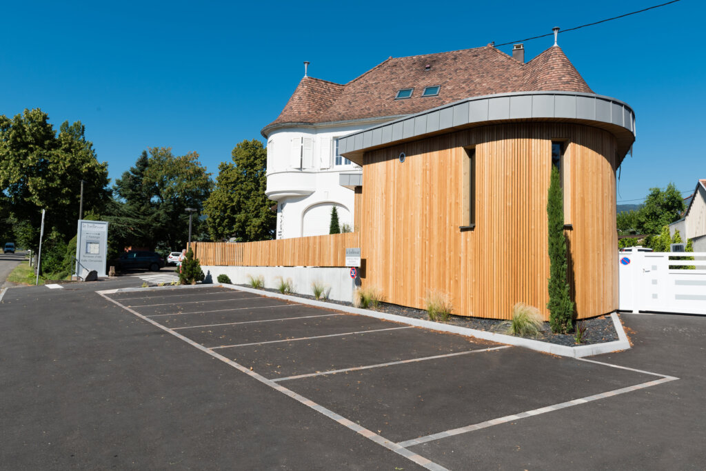 Travaux d'aménagement de cour enrobée 