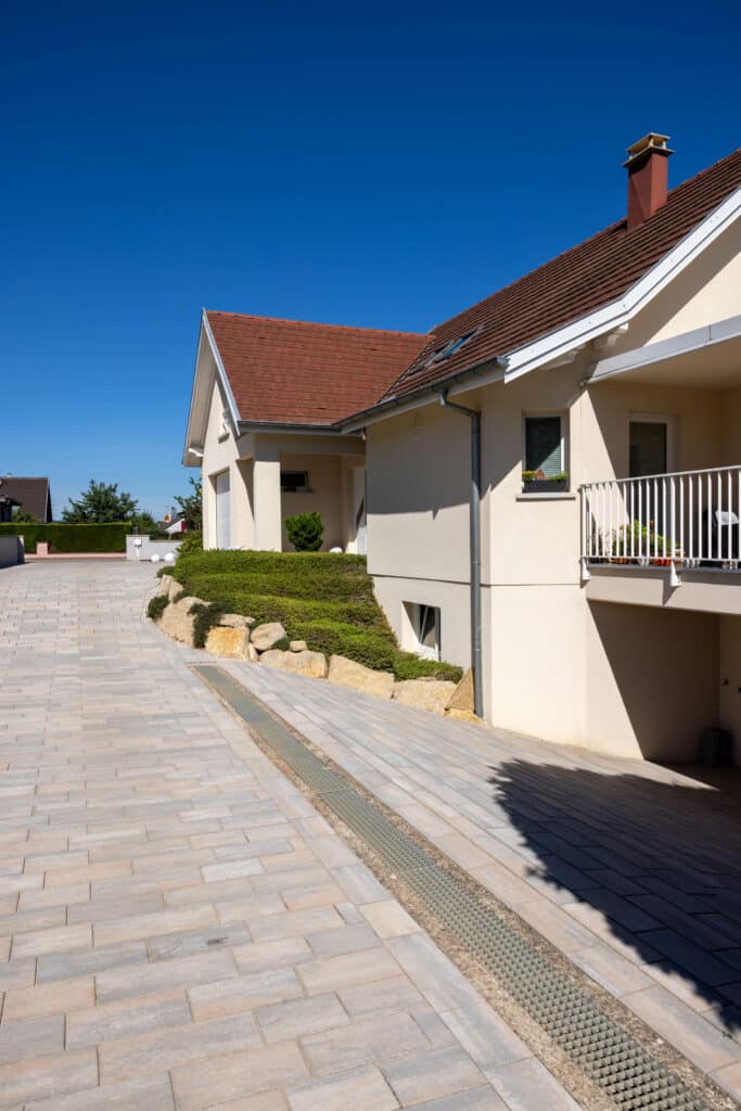 Amenagement paves cour garage entree - Stater Créa - Créateur d'extérieur